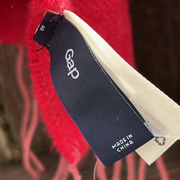 GAP O/S gorgeous soft acrylic scarf. NWT! - Picture 3 of 6